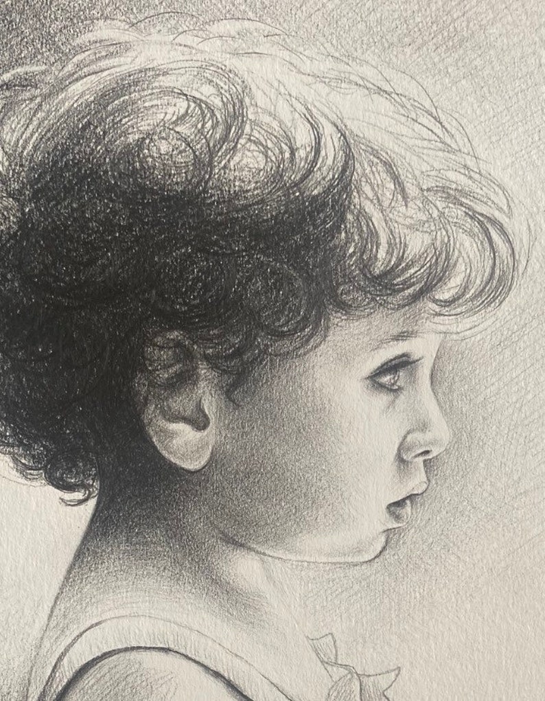 Puede incluir: Un dibujo a l&aacute;piz en blanco y negro de una persona joven con el pelo corto y rizado. La persona mira hacia la derecha y tiene una expresi&oacute;n seria en su rostro.
