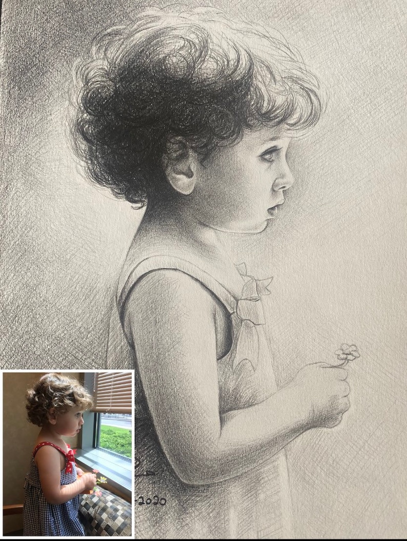 Puede incluir: Un dibujo a l&aacute;piz en blanco y negro de una ni&ntilde;a con el pelo rizado, vistiendo un vestido sin mangas y sosteniendo una peque&ntilde;a flor. El dibujo est&aacute; hecho en un estilo realista y captura la inocencia y la belleza de la ni&ntilde;a.