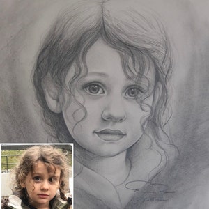 Puede incluir: Un dibujo a l&aacute;piz en blanco y negro de una ni&ntilde;a con el pelo rizado. La ni&ntilde;a mira directamente al espectador con una expresi&oacute;n seria. El dibujo est&aacute; firmado y fechado en la esquina inferior derecha.