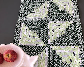 Gesteppter Patchwork Tischläufer Green Windmills