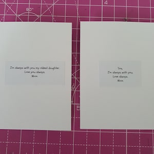 Puede incluir: Dos tarjetas de felicitaci&oacute;n blancas con texto. Una tarjeta dice: "Siempre estoy contigo, mi hija mayor. Te amo siempre. Mam&aacute;." La otra tarjeta dice: "Hijo, siempre estoy contigo. Te amo siempre. Mam&aacute;."