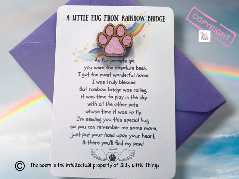 Puede incluir: Una tarjeta con una huella de pata de madera y un poema sobre una mascota que cruza el Puente del Arco Iris. La tarjeta est&aacute; sobre un sobre morado con un arco&iacute;ris en el fondo.