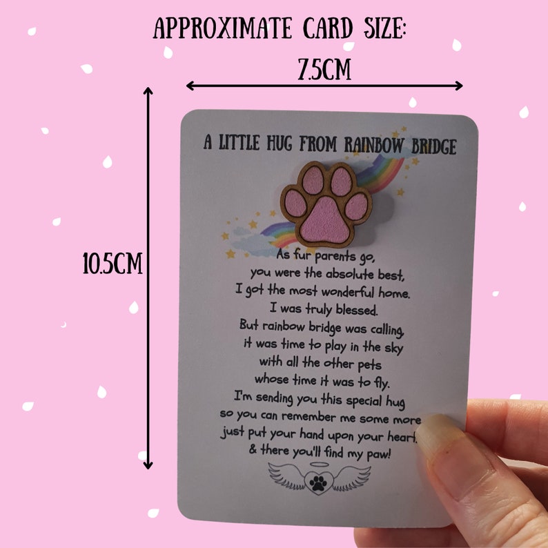 Puede incluir: Una tarjeta con el texto "A Little Hug From Rainbow Bridge" y un dise&ntilde;o de huella de pata. La tarjeta mide aproximadamente 7,5 cm de ancho y 10,5 cm de alto. La tarjeta incluye un poema sobre una mascota.