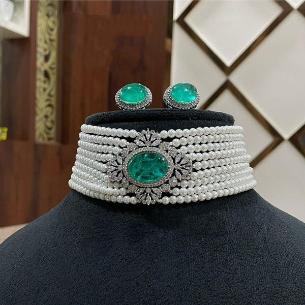 Gargantilla con perlas verdes y circonitas cúbicas: Joyería Sabyasachi Bollywood