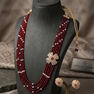 Set di collana multistrato rosso rubino con pendente vistoso, gioielli con perle in stile Sabyasachi