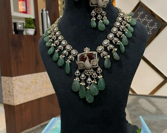 Emerald Kundan choker: Victoriaanse Indiase huwelijkssieraden