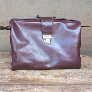 Vintage 1975 aktetas Oude koffer met plastic handvat Retro reiskoffer Sovjetbruine koffer Verontruste bagagekoffer Vintage opbergtas