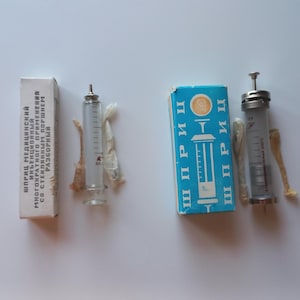 Seringue médicale en verre Seringue neuve dans sa boîte Seringue en verre de 10 ml et 20 ml avec aiguille Décor de pharmacie Alerte médicale Outil de médecin ancien