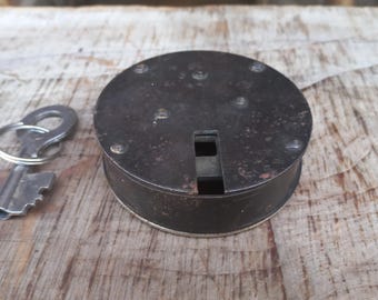 アンティークな鉄製南京錠（鍵付き）：素朴な納屋風ロック（3.4インチ