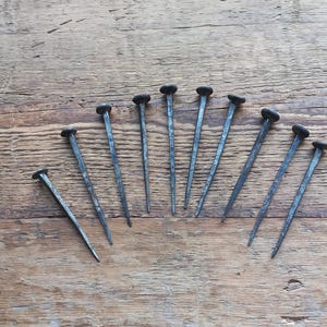 Set aus 5 handgeschmiedeten 10 cm langen Nägeln Alte, von Hand geschmiedete Schmiedenägel Seltene quadratische Eisennägel Flachnägel