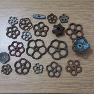 Juego de 20 manijas de grifo de metal vintage con forma de flor, fabricadas en la URSS.