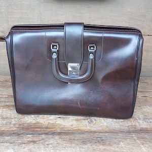 Vintage koffer uit de jaren 80 Oude koffer met plastic handvat Retro reiskoffer Sovjetbruine koffer Verontruste bagagekoffer Vintage opbergtas