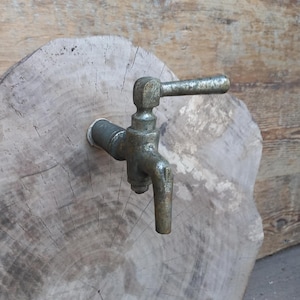 Vintage mässingstunnel Gammal utomhuskran Antik vattenkran Konisk gängad kran