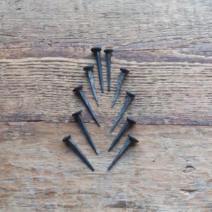 Set aus 5 handgeschmiedeten 5 cm langen Nägeln Alte, handgefertigte Schmiedenägel Seltene quadratische Eisennägel 10 flache Nägel