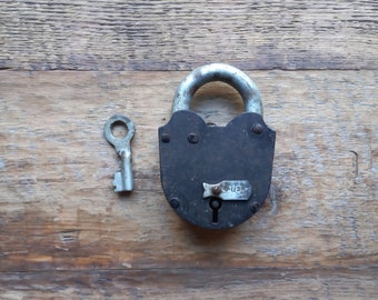 Antiek ijzeren hangslot met loper: rustiek schuurslot