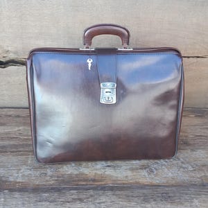 Vintage koffer uit de jaren 80 Oude koffer met plastic handvat Retro reiskoffer Sovjetbruine koffer Verontruste bagagekoffer Vintage opbergtas