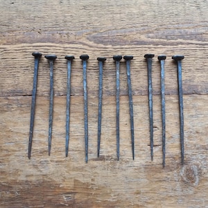 Set aus 5 handgeschmiedeten 15 cm langen Nägeln Alte, handgefertigte Schmiedenägel Seltene quadratische Eisennägel 10 flache Nägel
