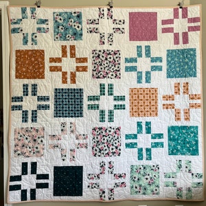 Modern Daisy Print Quilt: Handmade Cotton Throw Blanket (62&quot;x62&quot;)