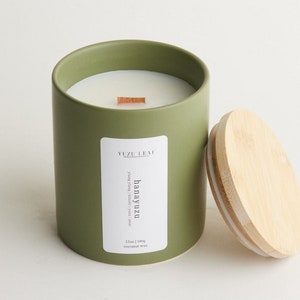 Hanayuzu | Yuzu Blossoms & Hinoki Scented Ceramic Deluxe Candle | Wooden Wick | Coconut Wax | Sage Green Jar | Botanical Yuzu Perfume
