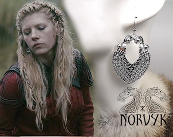 Pendientes inspirados en Lagertha en metal adornado de color plateado montado a mano.