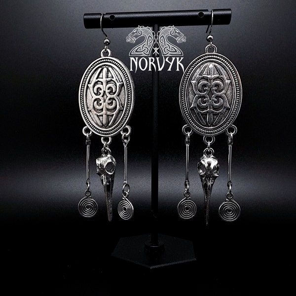 Boucles d'oreilles viking bouclier et corbeau en métal crochet en acier inoxydable  légère pièce unique fait main. Viking Earrings