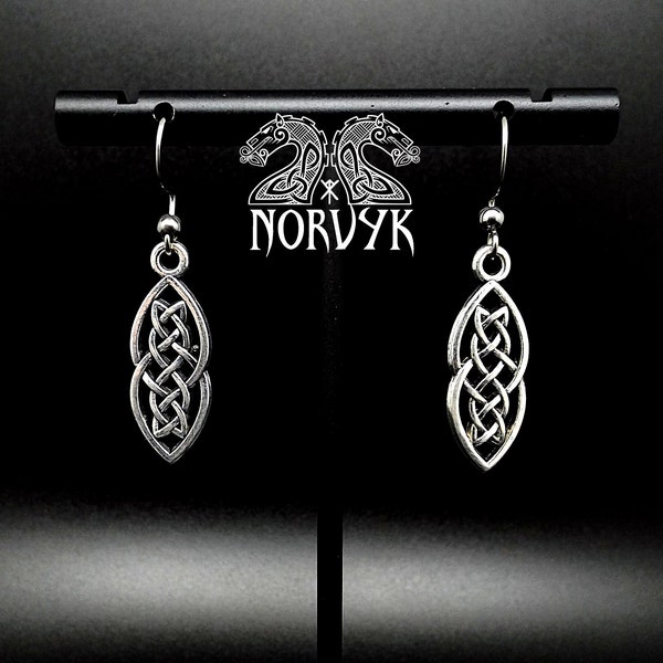 Boucles d'oreilles viking entrelacs en métal couleur argent légère et confortable.