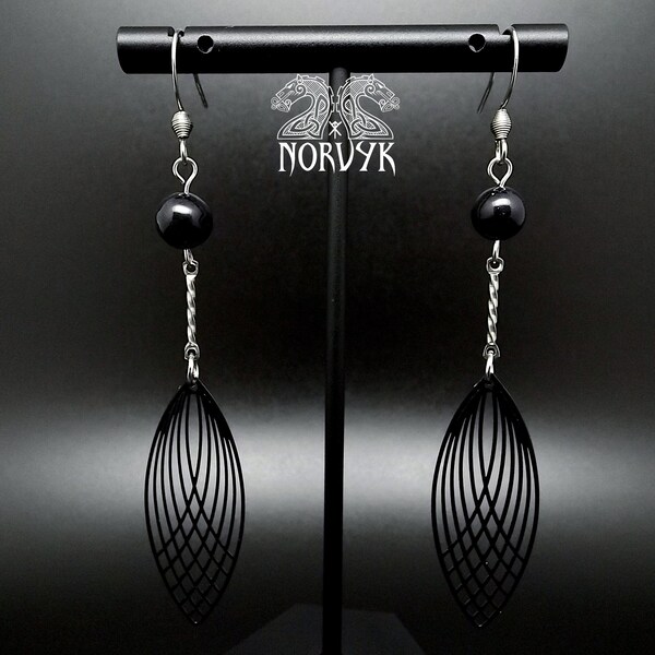 Boucles d'oreilles viking plumes noire en laiton crochet en acier inoxydable légère pièce unique fait main très légère.