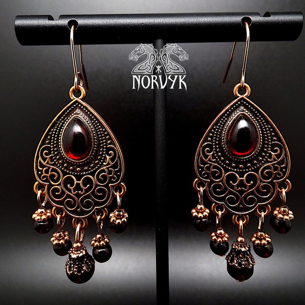 Boucles d'oreilles viking en métal de couleur cuivre perles en résine couleur bordeaux très tendance