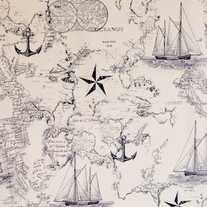 Pu&ograve; includere: Una carta nautica in stile vintage con illustrazioni in bianco e nero di navi, ancore e stelle. La mappa presenta il testo "OCEANUS" e "MAR DEL ZUR".