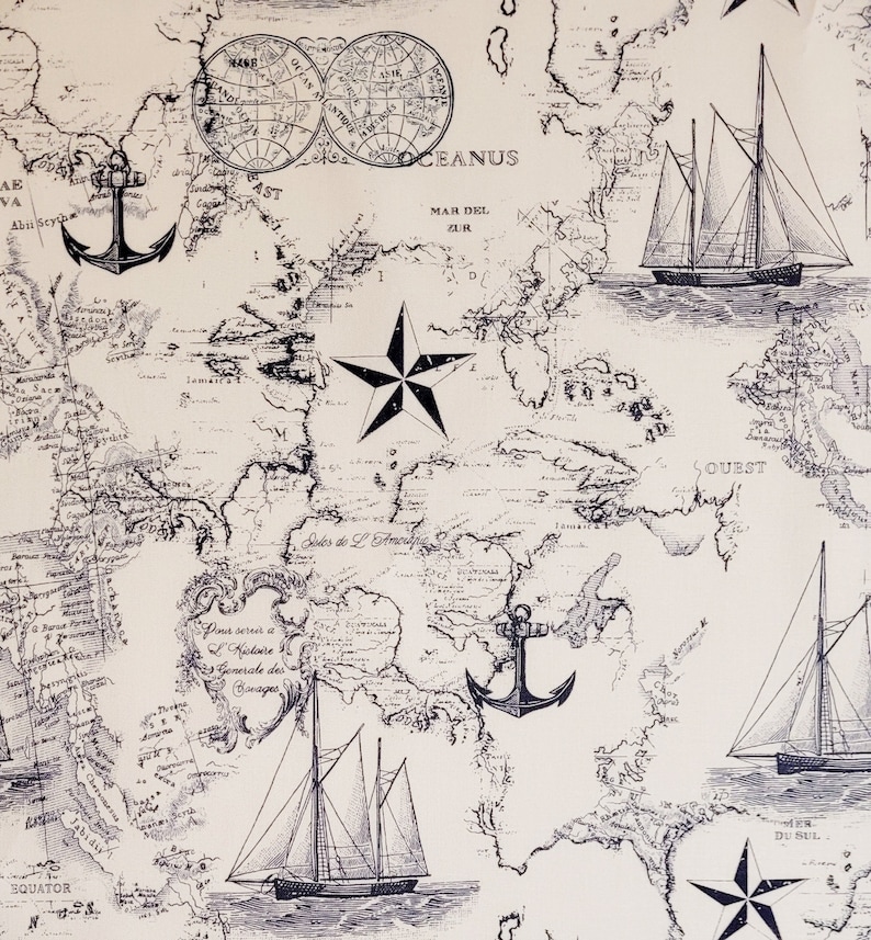 Pu&ograve; includere: Una carta nautica in stile vintage con illustrazioni in bianco e nero di navi, ancore e stelle. La mappa presenta il testo "OCEANUS" e "MAR DEL ZUR".