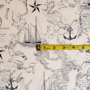 Pu&ograve; includere: Un tessuto bianco con una stampa di mappa nautica in bianco e nero. La mappa presenta navi, ancore, stelle e il testo "ASIAE NOVA" e "EQUATOR".