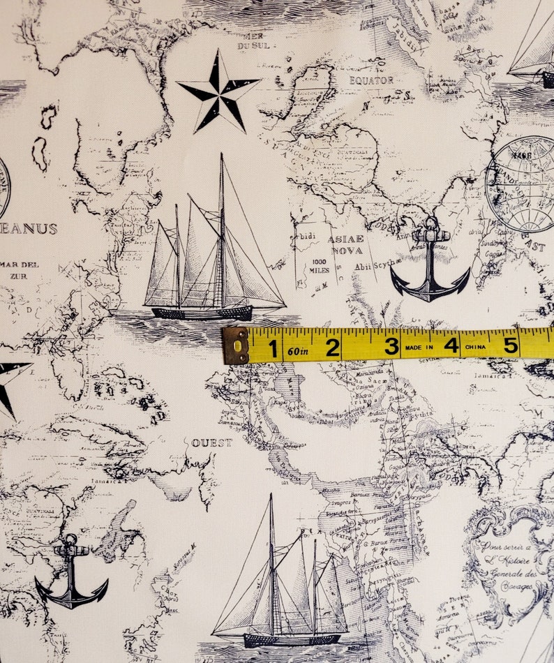 Pu&ograve; includere: Un tessuto bianco con una stampa di mappa nautica in bianco e nero. La mappa presenta navi, ancore, stelle e il testo "ASIAE NOVA" e "EQUATOR".