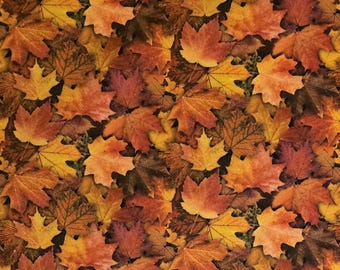 Peut inclure: Gros plan sur un tissu avec un motif de feuilles d'automne. Les feuilles sont de couleurs orange, jaune et marron, avec des détails de veines complexes. Les feuilles sont dispersées sur la surface, créant un effet texturé.