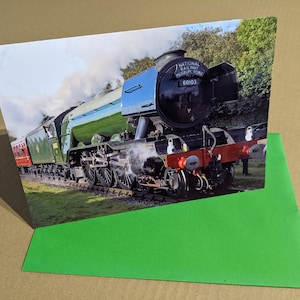 Tarjeta de cumpleaños de Flying Scotsman, en blanco por dentro, adecuada para cumpleaños, el Día del Padre o cualquier ocasión, presenta la locomotora de vapor mundialmente famosa.