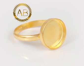 Anel com moldura redonda em prata de lei banhada a ouro: componente para confecção de joias com cabochão.