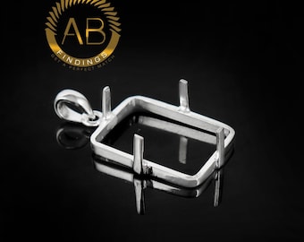 Puede incluir: Un engaste de colgante rectangular plateado con cuatro garras y un lazo para una cadena. El colgante está diseñado para sostener una piedra preciosa. El fondo es negro.