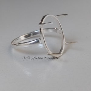 Anillo de plata de ley 925 con piedra cabujón ovalada. Engaste: Anillo con garras pre-ranuradas.