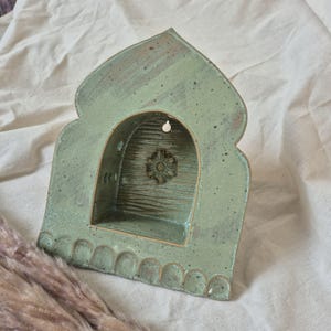 Ręcznie wykonany ceramiczny ołtarz do szczególnego miejsca pamięci