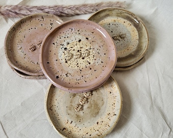 Plato de cerámica hecho a mano para pasteles y desayunos.