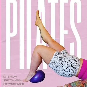 Puede incluir: Un cartel rosa que promociona una clase de Pilates. La palabra "PILATES" está en letras blancas grandes. El cartel incluye el texto "AVONDALE, ARIZONA", "ON THE MAT", "SPOTS ARE LIMITED", "LET'S FLOW, STRETCH, VIBE & GROW STRONGER TOGETHER" y "SATURDAY, JUNE 6TH 2026 AT 10 A.M."
