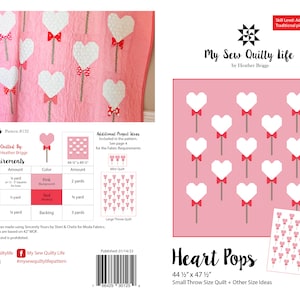 Könnte beinhalten: Herz-Pops-Quiltmuster mit Anleitungen für eine 44 1/2 x 47 1/2 Zoll große Decke. Das Muster enthält Stoffanforderungen für rote, weiße, rosa und hellbraune Stoffe. Die Decke hat einen rosa Hintergrund mit weißen Herzen auf Lollipop-Stielen.