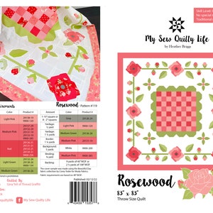 Pode incluir: Um padrão de colcha chamado "Rosewood" com um design floral rosa e verde. O padrão é para uma colcha de tamanho de arremesso que mede 83 polegadas por 83 polegadas. O padrão é de Heather Beiggs e faz parte de sua coleção "My Sew Quilty Life".