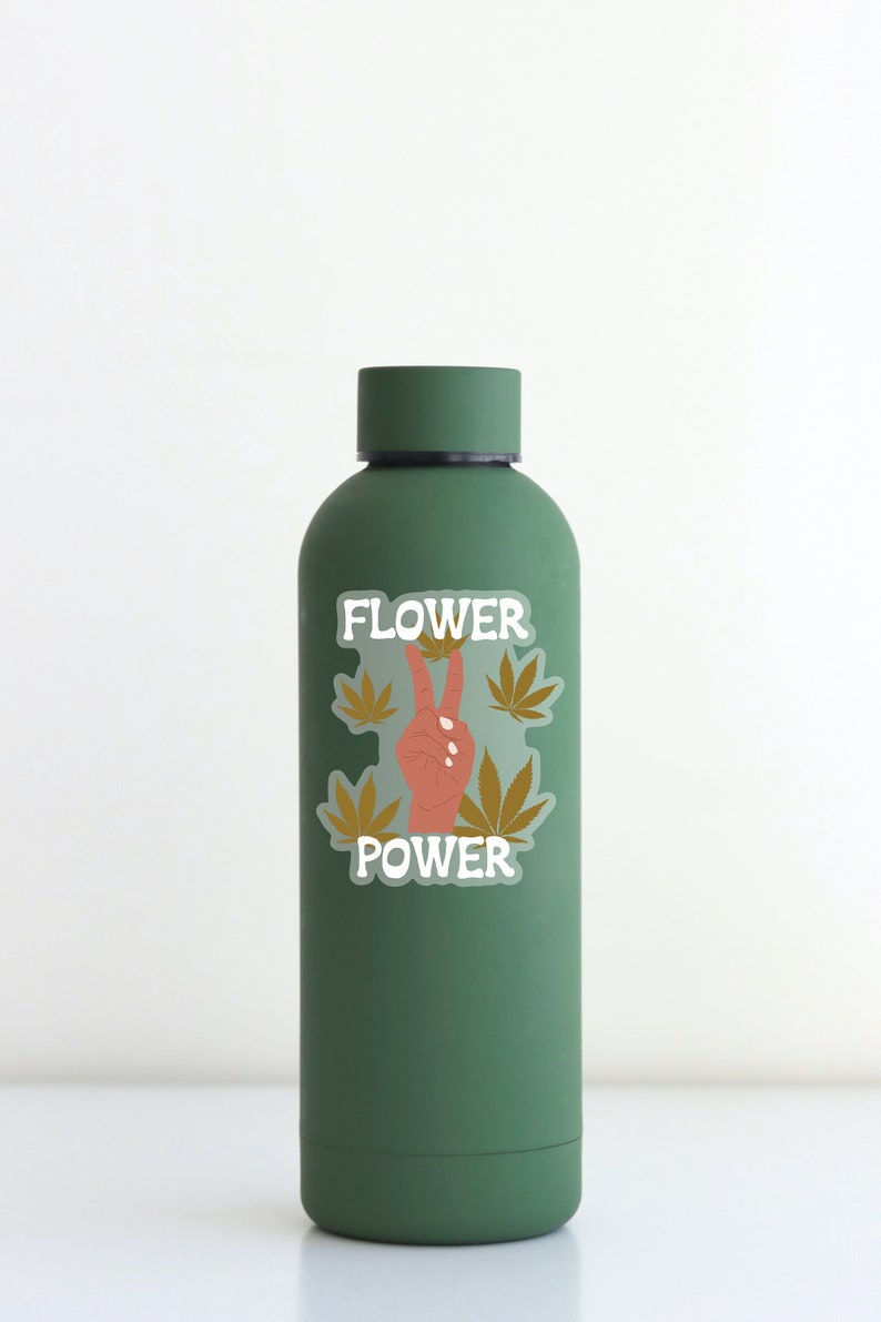 Puede incluir: Una botella de agua reutilizable verde con una pegatina que dice "FLOWER POWER" y presenta un signo de paz y hojas de marihuana.