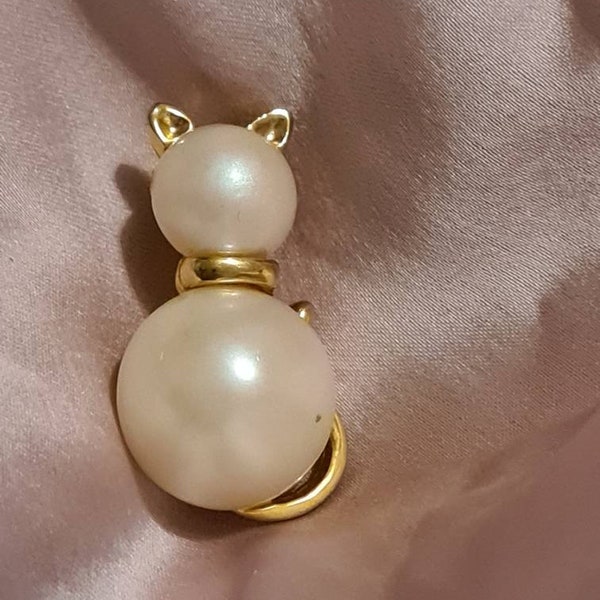 Adorable cat broach pin of faux pearl and gold tone unique