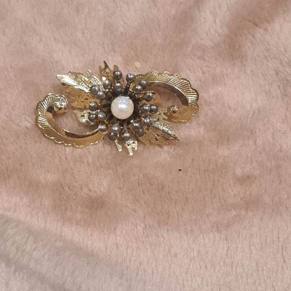 Gold tone  rose with pearl pollen bouquet 3d broach flowers vintage scottish lightweight