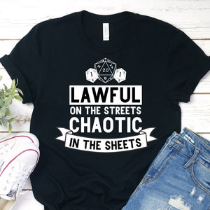 Camiseta DnD - Legal en las calles, Caótico en las sábanas - Regalo para Dungeons and Dragons Player - Camiseta Unisex de manga corta