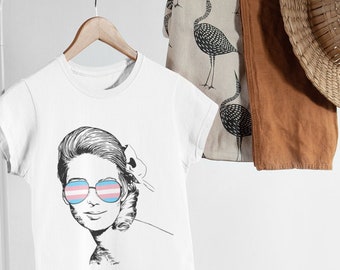 Trans Pride Shirt, Trans Rights Shirt, Transgender Kleidung für Pride - Trans Frau mit Brille - Kurzärmeliges Unisex T-Shirt