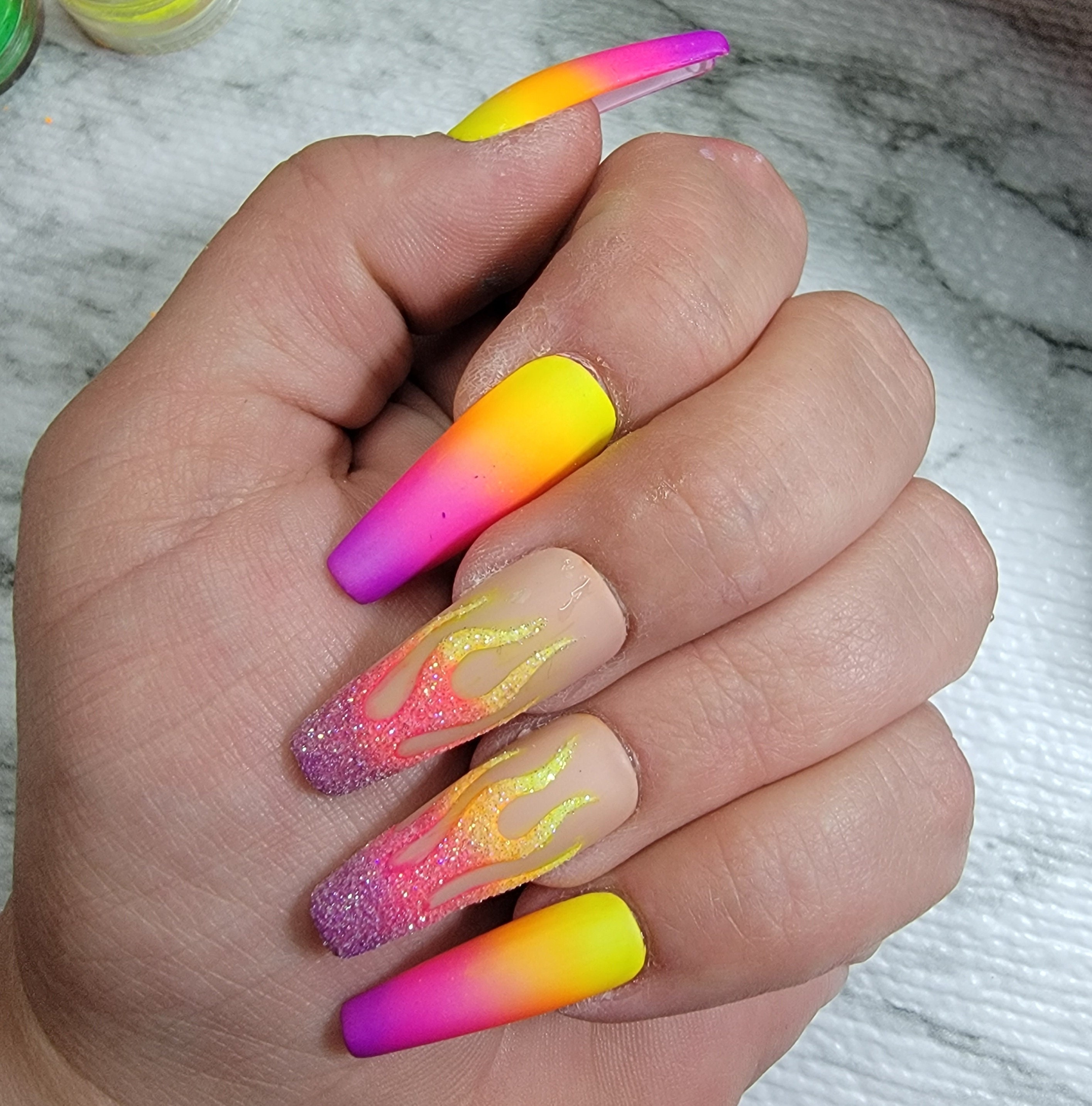 Neon nails là một xu hướng nail art được yêu thích nhất trong năm