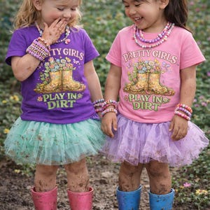 Camiseta infantil "Pretty Girls Play in Dirt" / Diseño de botas de lluvia florales