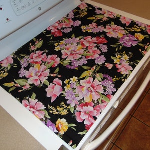 Couvercle de réchaud et protecteur en verre matelassé/toile 100 % coton Belles fleurs sur tissu noir